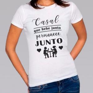 Camiseta Baby Look Personalizada Pronta Casal Que Bebe Junto Poliéster Área de Impressão = 20x28cm Impressão frente   