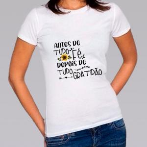 Camiseta Baby Look Personalizada Pronta Fé e Gratidão Poliéster Área de Impressão = 20x28cm Impressão frente   