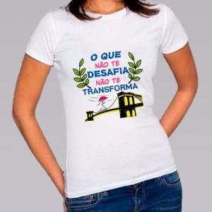 Camiseta Baby Look Personalizada Pronta O Que Não Te Desafia Poliéster Área de Impressão = 20x28cm Impressão frente   