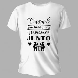 Camiseta Unissex Personalizada Pronta Casal Que Bebe Junto Poliéster Área de Impressão = 20x28cm Impressão frente   