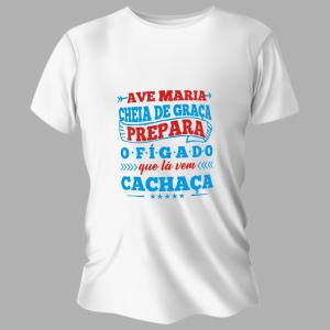 Camiseta Unissex Personalizada Pronta Lá Vem Cachaça Poliéster Área de Impressão = 20x28cm Impressão frente   