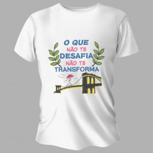 Camiseta Unissex Personalizada Pronta O Que Não Te Desafia Poliéster Área de Impressão = 20x28cm Impressão frente   
