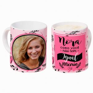 Caneca Personalizada com Nome e Uma Foto Nora Caneca de Cerâmica 325ml Área de Impressão = 20 x 9,5cm    Após concluir o pagamento, clique em preencher formulário para anexar seu arquivo ou escrever seu texto