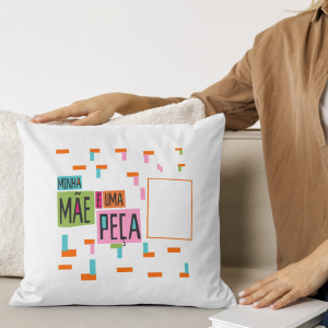 Capa de Almofada 30x30cm Personalizada Com Uma Foto - Minha Mãe É Uma Peça Poliéster Área de Impressão = 20(L) x 20(A)cm Impressão frente e verso   Após concluir o pagamento, clique em preencher formulário para anexar seu arquivo ou escrever seu texto