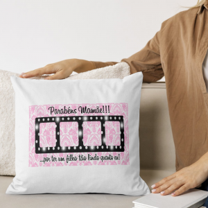 Capa de Almofada 40x40cm Personalizada Com Quatro Fotos - Parabéns Mamãe Poliéster Área de Impressão = 28(L) x 20(A)cm Impressão frente e verso   Após concluir o pagamento, clique em preencher formulário para anexar seu arquivo ou escrever seu texto