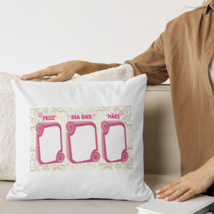 Capa de Almofada 40x40cm Personalizada Com Três Fotos - Feliz Dia Das Mães 2 Poliéster Área de Impressão = 28(L) x 20(A)cm Impressão frente e verso   Após concluir o pagamento, clique em preencher formulário para anexar seu arquivo ou escrever seu texto