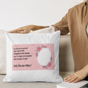Capa de Almofada 40x40cm Personalizada Com Uma Foto - Feliz Dia Das Mães Poliéster Área de Impressão = 28(L) x 20(A)cm Impressão frente e verso   Após concluir o pagamento, clique em preencher formulário para anexar seu arquivo ou escrever seu texto