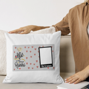 Capa de Almofada 40x40cm Personalizada Com Uma Foto - Mãe Rainha Poliéster Área de Impressão = 28(L) x 20(A)cm Impressão frente e verso   Após concluir o pagamento, clique em preencher formulário para anexar seu arquivo ou escrever seu texto