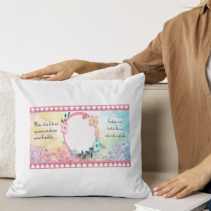 Capa de Almofada 40x40cm Personalizada Com Uma Foto - Mãe Três Letras Poliéster Área de Impressão = 28(L) x 20(A)cm Impressão frente e verso   Após concluir o pagamento, clique em preencher formulário para anexar seu arquivo ou escrever seu texto