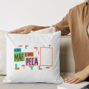 Capa de Almofada 40x40cm Personalizada Com Uma Foto - Minha Mãe É Uma Peça Poliéster Área de Impressão = 28(L) x 20(A)cm Impressão frente e verso   Após concluir o pagamento, clique em preencher formulário para anexar seu arquivo ou escrever seu texto