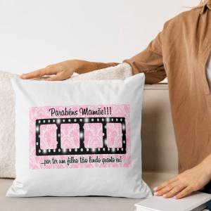 Capa de Almofada 40x40cm Personalizada Com Quatro Fotos - Parabéns Mamãe Poliéster Área de Impressão = 28(L) x 20(A)cm Impressão frente e verso   Após concluir o pagamento, clique em preencher formulário para anexar seu arquivo ou escrever seu texto