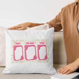 Capa de Almofada 40x40cm Personalizada Com Três Fotos - Feliz Dia Das Mães 2 Poliéster Área de Impressão = 28(L) x 20(A)cm Impressão frente e verso   Após concluir o pagamento, clique em preencher formulário para anexar seu arquivo ou escrever seu texto