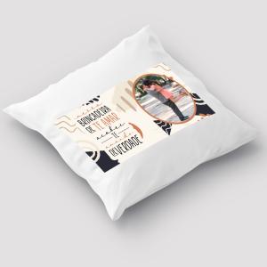 Capa de Almofada 40x40cm Personalizada Com Uma Foto - Feliz Dia Dos Namorados 1 Poliéster Área de Impressão = 28(L) x 20(A)cm Impressão frente e verso   Após concluir o pagamento, clique em preencher formulário para anexar seu arquivo ou escrever seu texto