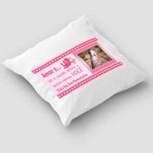 Capa de Almofada 40x40cm Personalizada Com Uma Foto - Feliz Dia Dos Namorados 2 Poliéster Área de Impressão = 28(L) x 20(A)cm Impressão frente e verso   Após concluir o pagamento, clique em preencher formulário para anexar seu arquivo ou escrever seu texto