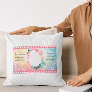 Capa de Almofada 40x40cm Personalizada Com Uma Foto - Mãe Três Letras Poliéster Área de Impressão = 28(L) x 20(A)cm Impressão frente e verso   Após concluir o pagamento, clique em preencher formulário para anexar seu arquivo ou escrever seu texto