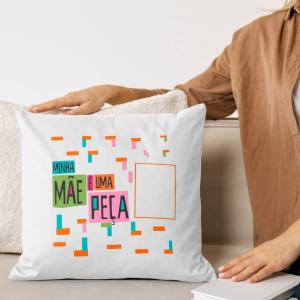 Capa de Almofada 30x30cm Personalizada Com Uma Foto - Minha Mãe É Uma Peça Poliéster Área de Impressão = 20(L) x 20(A)cm Impressão frente e verso   Após concluir o pagamento, clique em preencher formulário para anexar seu arquivo ou escrever seu texto