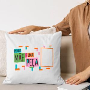 Capa de Almofada 40x40cm Personalizada Com Uma Foto - Minha Mãe É Uma Peça Poliéster Área de Impressão = 28(L) x 20(A)cm Impressão frente e verso   Após concluir o pagamento, clique em preencher formulário para anexar seu arquivo ou escrever seu texto