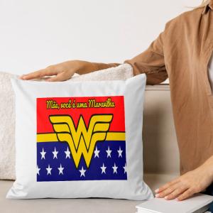 Capa de Almofada 30x30cm Personalizada Pronta - Mãe Maravilha Poliéster Área de Impressão = 20(L) x 20(A)cm Impressão frente e verso   